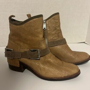 Donald Pliner Western Bootie snakeskin shoes Size 7.5